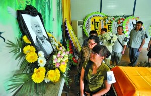 People pay their tribute to Wu Dengming. Credit:  Chongqing Business News, July 22, 2013.