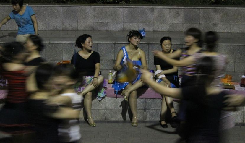 Residents in Danjiangkou dance by the Han River. Quartz / Lily Kuo.