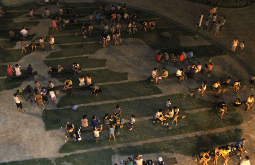 Residents by the Han river in Danjiangkou. Quartz / Lily Kuo.