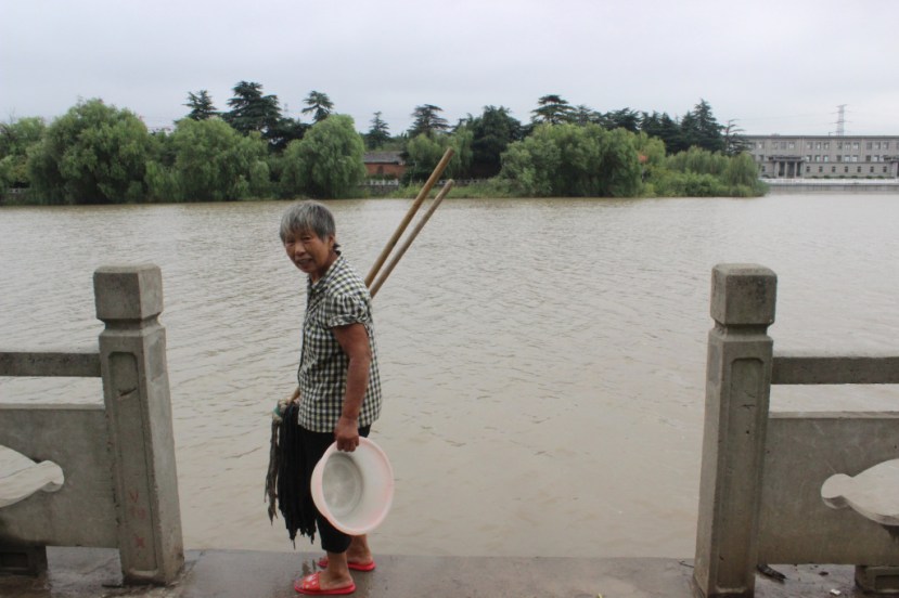 A woman washes cleaning supplies in the Yangtze river in Jiangdu, the beginning of the eastern route of the SNWDP. Quartz / Lily Kuo. 