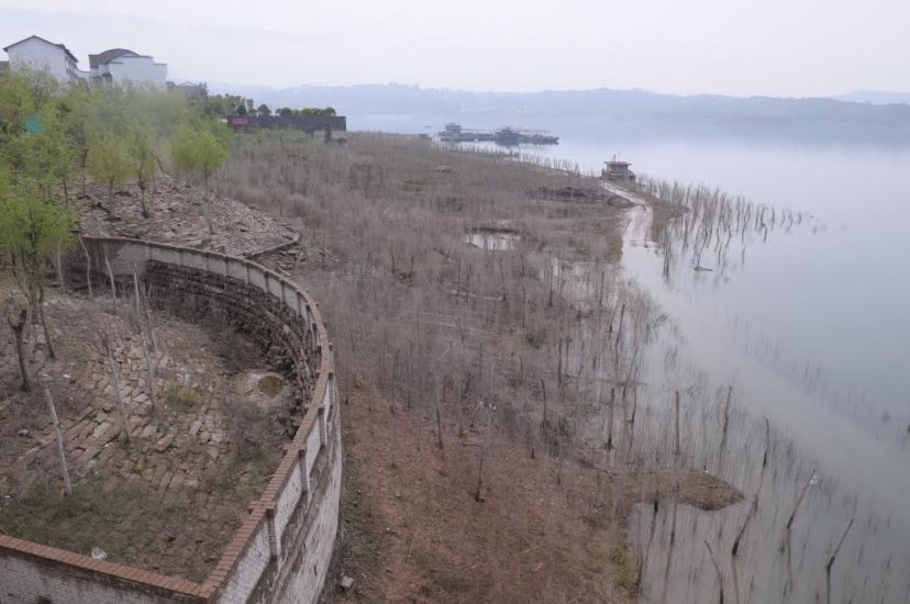 The reservoir area’s drawdown zone in Shibaozhai in Zhongxian County, by Fan Xiao, March 2012.