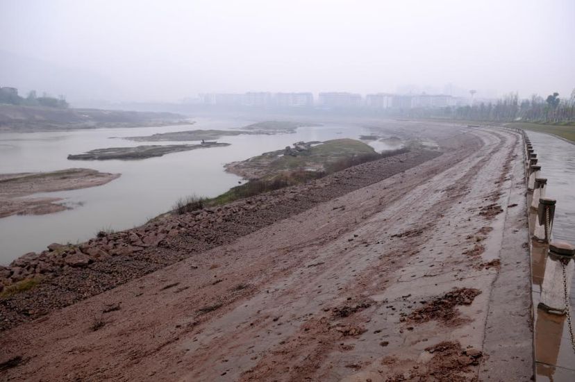 The reservoir area’s drawdown zone along the shore of the Pengxi River in Kaixian County, by Fan Xiao, March 2012.