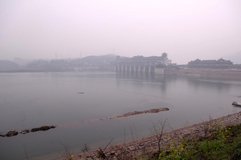A water-level regulatory dam on the Pengxi River in Kaixian County, by Fan Xiao, March 2012.