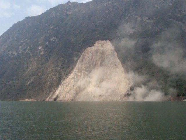 A landslide that occurred near Gongjiafang Village in Wu Gorge of the Three Gorges, about 4,000 meters downstream of Wushan Port. (Photo from the Internet).