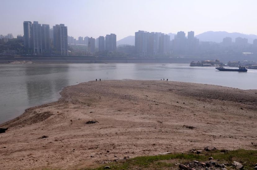 Large areas of thick sand mudflats appeared in the Jiangbeizui region on the north bank of the Yangtze River, by Fan Xiao, April 2012.