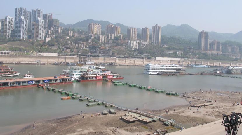 A look at the foreshore sediment along the north bank of the Yangtze (the other side is Chaotianmen Port district), by Fan Xiao, March 2013.